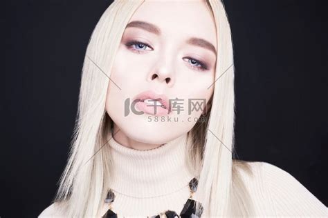 杨金发妆容甜美女生头像