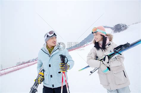 一家人到滑雪场滑雪运动高清图片下载-正版图片501904781-摄图网