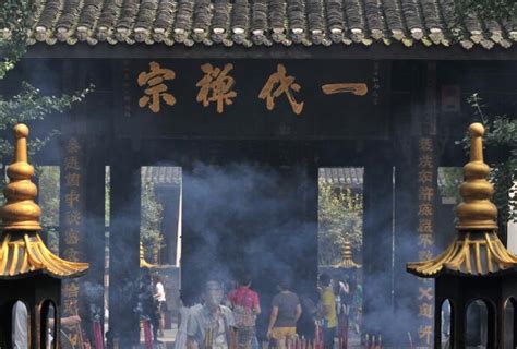 人文纪实摄影：沙溪古镇去寺庙烧香祈福的人们