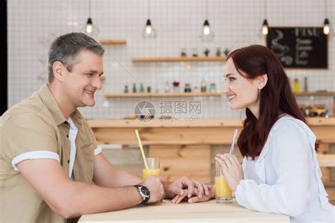 在咖啡馆有约会的高清图片下载-正版图片503608326-摄图网