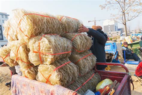 农村大集上这贴地气的美食，七块钱一斤，天越冷买的人越多