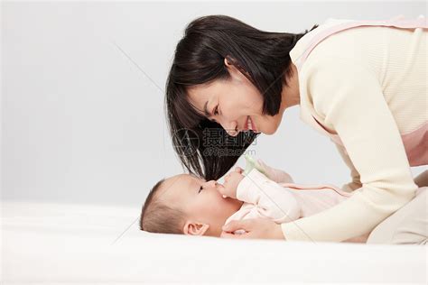 开心的婴儿宝宝和月嫂形象高清图片下载-正版图片501728694-摄图网