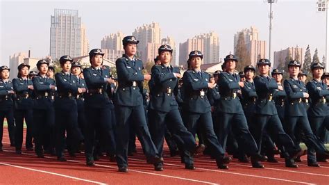 中国空军勤务学院举行阅兵仪式，最后亮相的空军小姐姐好整齐！_新浪新闻