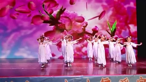 少儿中国舞《桃花笑》，孩子学舞气质从内焕发！