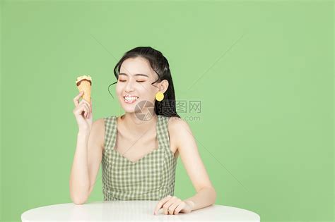 吃雪糕甜美女生头像