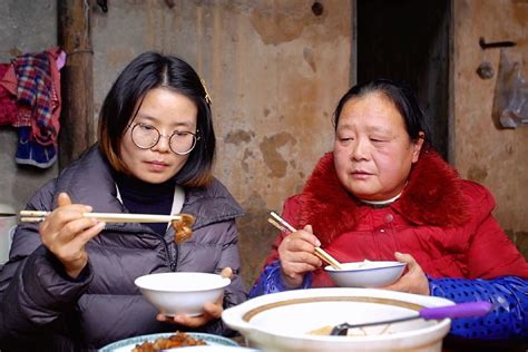 家里常吃青菜炖豆腐，儿媳妇想吃肉，看农村婆婆给儿媳妇做啥吃的_凤凰网视频_凤凰网