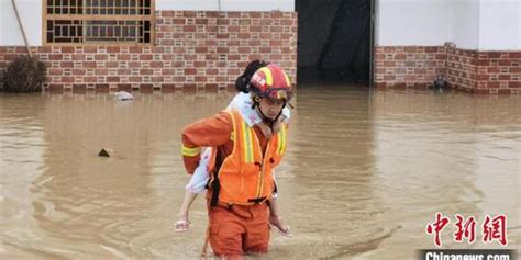 湖北咸宁：强降雨致多地内涝 消防转移疏散被困人员_手机新浪网