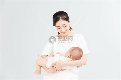 母婴妈妈抱着宝宝睡觉高清图片下载-正版图片500962235-摄图网