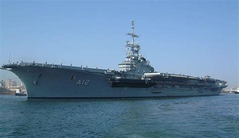 7月3日，美国海军罗纳德.里根号航空母舰穿过圣贝纳迪诺海峡