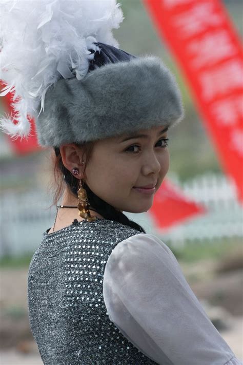 新疆美女穿戴靓丽 庆祝杏子丰收举行采杏仪式