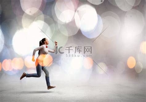 甜美女生奔跑图片高清头像