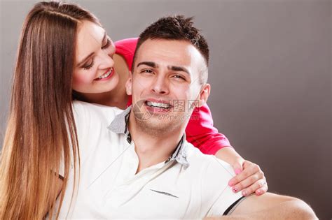 女人亲吻男幸福的情侣爱妻子和丈夫调情快乐的侣良好关系高清图片下载-正版图片304173881-摄图网