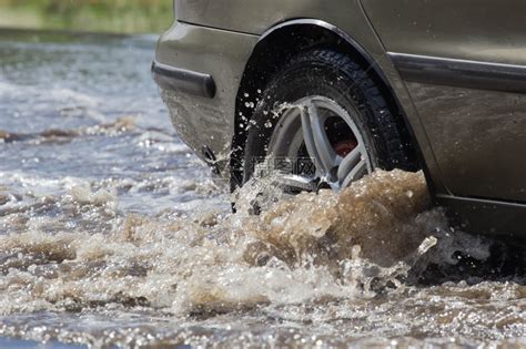 手绘大雨中开车遇到积水的男孩元素素材下载-正版素材401179283-摄图网