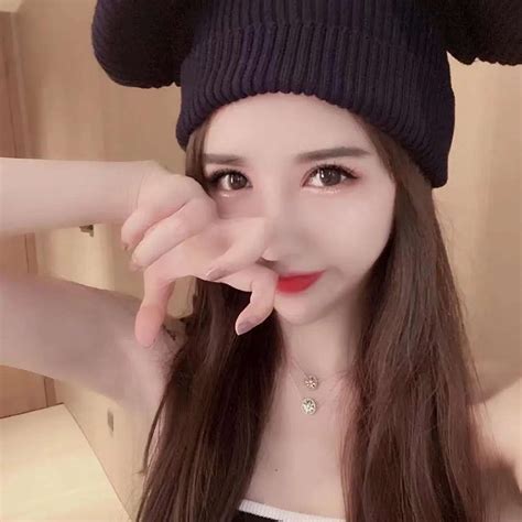 甜美女生头像强爆光自拍