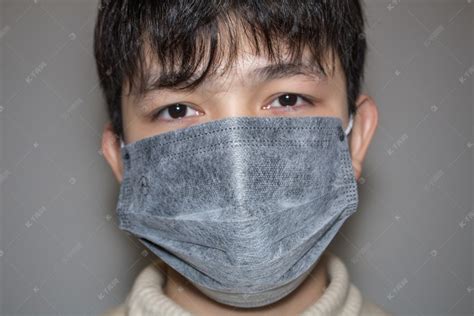 疫情期间防疫系列之戴口罩的男人摄影图配图高清摄影大图-千库网