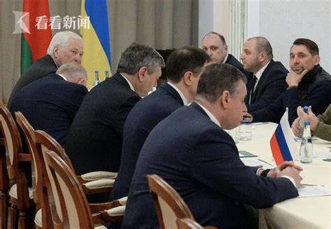 博尔顿访问乌克兰推动美乌首脑会谈，泽连斯基外交玩得溜