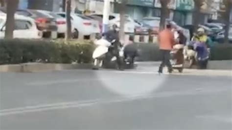 两男子当街殴打女子后抢包，泰安警方发通报追逃_凤凰网视频_凤凰网