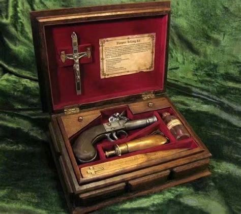 中世纪吸血鬼猎人装备箱：十字架、圣水、匕首、银质子弹.....