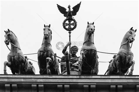 2014年5月在德国柏林勃兰登堡门托尔上方的胜利女神维多利亚和青铜Quad高清图片下载-正版图片504424801-摄图网