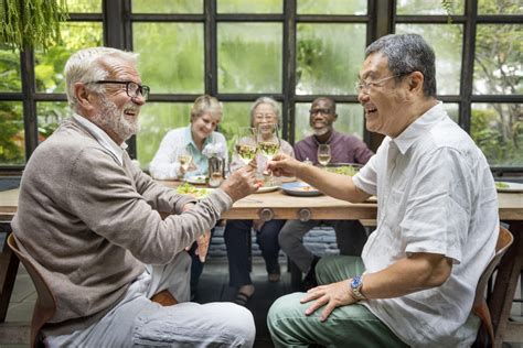 快乐的中老年朋友喝酒聊天高清摄影大图-千库网