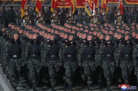 胜利日阅兵现场，普京发表讲话，带领万人方阵喊“乌拉”