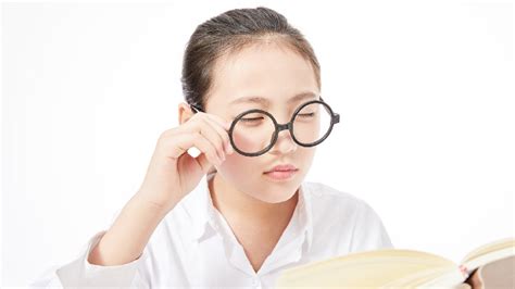 长期佩戴眼镜会让眼球突出吗？