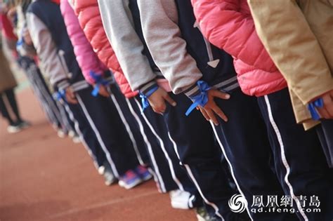 世界自闭症日青岛以琳创始人携自闭症儿子进学校宣讲_手机凤凰网