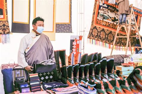 西藏日喀则雄伟扎什伦布寺神圣的强巴佛大殿照片摄影图片_ID:418143225-Veer图库