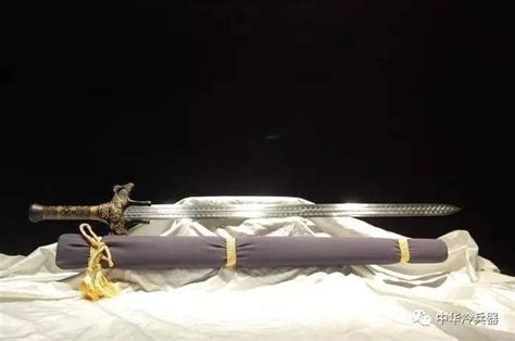 “倚天剑”竟是曹操的佩剑？揭秘小说名剑的历史原型！_白虹剑