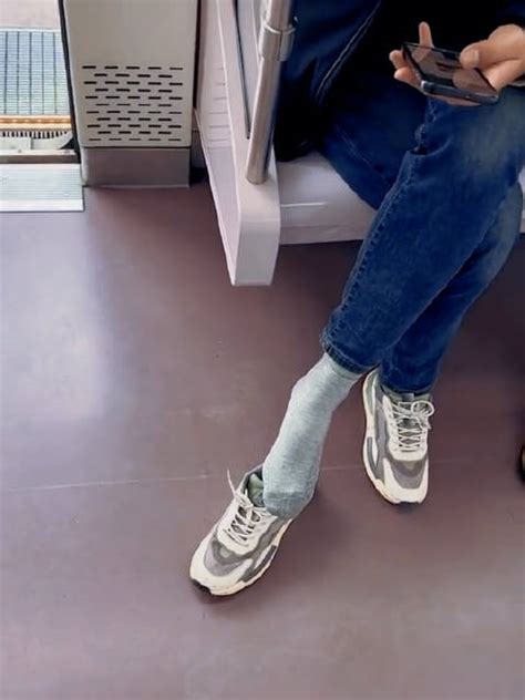 乘客地铁脱鞋男子将鞋踢出车厢 ，网友：这是卡着关门的点|车厢|地铁_新浪新闻