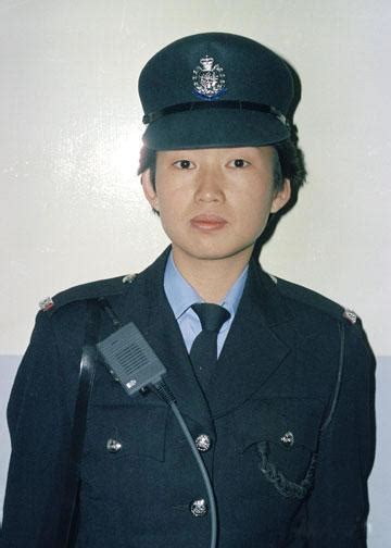 一部香港电影，一个女警手铐铐六个罪犯，是在打斗中把对方制服的，请问是哪一部啊？-