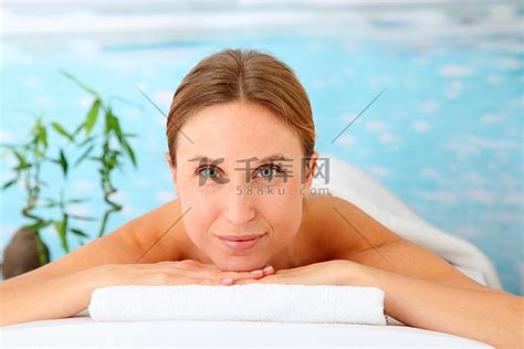 金发女人SPA美女在按摩床上的水疗治疗高清摄影大图-千库网
