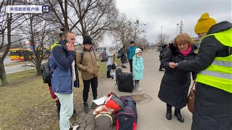 部分乌克兰难民27日抵达华沙 目前已有超21万人进入波兰__财经头条