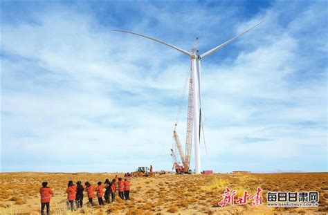 【图片新闻】工程人员正在张掖市甘州区平山湖30千瓦风电场进行风机吊装作业_手机新浪网