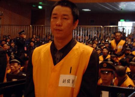 湖南最大涉黑案开审98名被告被控23项罪名(图)_新闻中心_新浪网