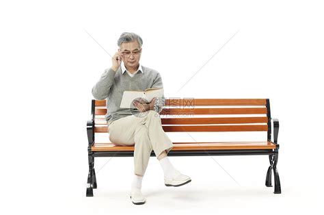 老年人走长椅上看书高清图片下载-正版图片501779827-摄图网