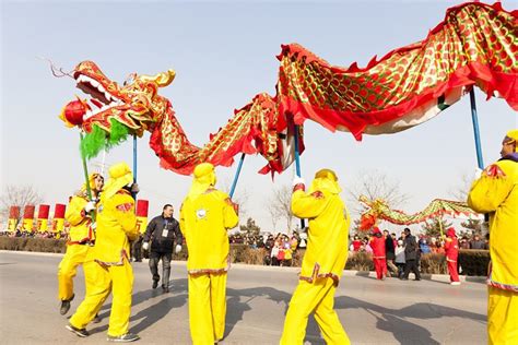 Dragon Dance - Chinese Customs