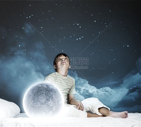 月亮上睡觉的女孩插画图片下载-正版图片401686926-摄图网