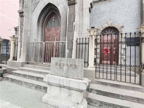 淄博火车站旁矗立百年仍坚如磐石的老教堂，你知道它的故事吗_张店