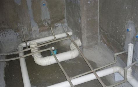 在建筑工地安装pvc管道的水工高清图片下载-正版图片303631320-摄图网