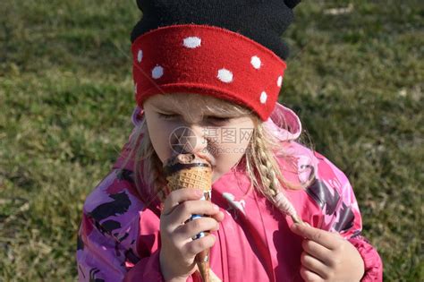 吃冰淇淋的可爱小女孩高清图片下载-正版图片505853513-摄图网