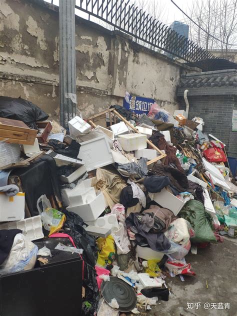 安全通道惨变“垃圾场”，法华镇路这个小区谁来管 - 周到上海