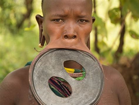 非洲这个原始部落，姑娘唇盘越大越美，与独龙族纹面女有得一比__凤凰网