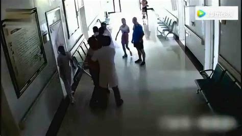 酒醉男子抓扯护士发生纠纷，撕扯护士服，监控拍下猖狂的画面_腾讯视频