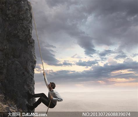 坐在悬崖边上的男人,男性男人,人物百态,摄影素材,汇图网www.huitu.com