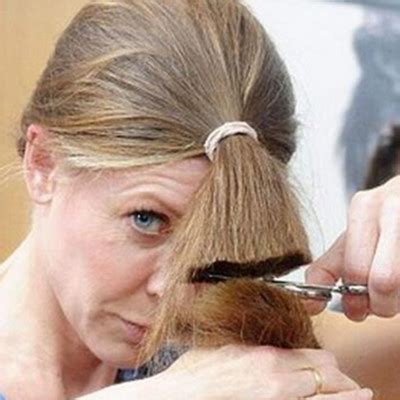 【图】女生如何自己剪后面的头发 几个方法帮你剪出经典女生造型(3)_伊秀美容网|yxlady.com