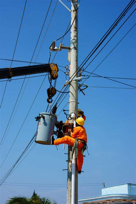 电缆线路检修人员 消除设备缺陷 保障可靠供电 | 电力管家