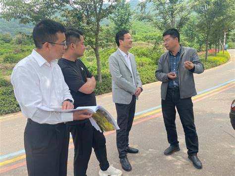 5月18日上午，区发改局局长方拥军讨论推进“金田共富”项目。