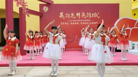红领巾飘起来！小学新队员入队仪式在国门爱国主义教育基地举行_二连浩特市人民政府
