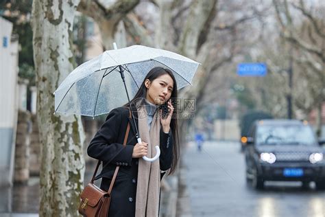 下雨天在路边着急等车的女性高清图片下载-正版图片502359315-摄图网